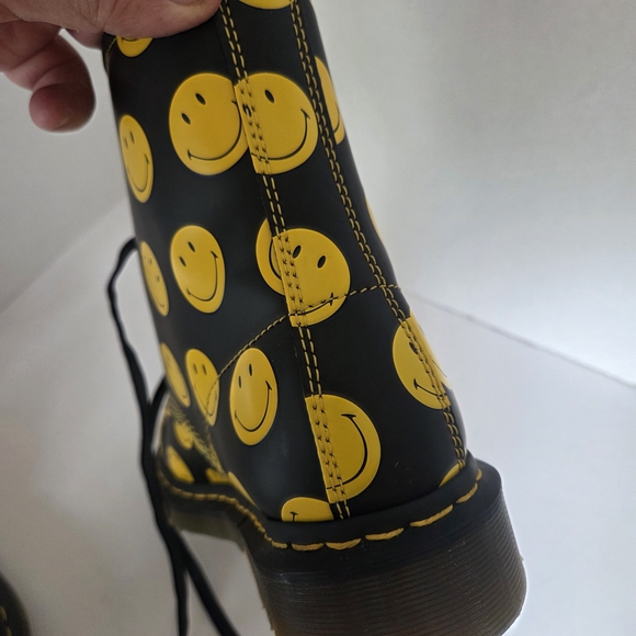 Dr Doc Martens Adult Unisex Smiley 1460 Combat Leather Boots 9M Men/ 10 Women - Picture 5 of 15